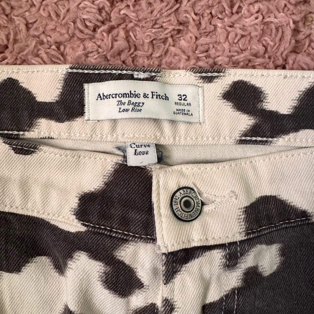 Abercrombie & Fitch Curve Love Mid Rise Baggy Bootcut Jean - Picture 9 of 9